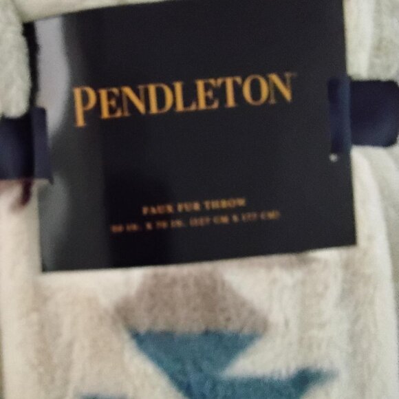 NEW!!! PENDLETON “White Shores Faux Fur Throw” - Size 50” x 70” - Picture 4 of 5